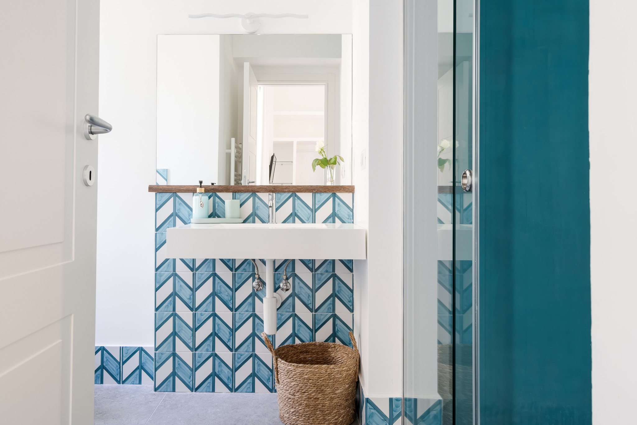 Blue-and-white geometric ceramic details in the bathroom
