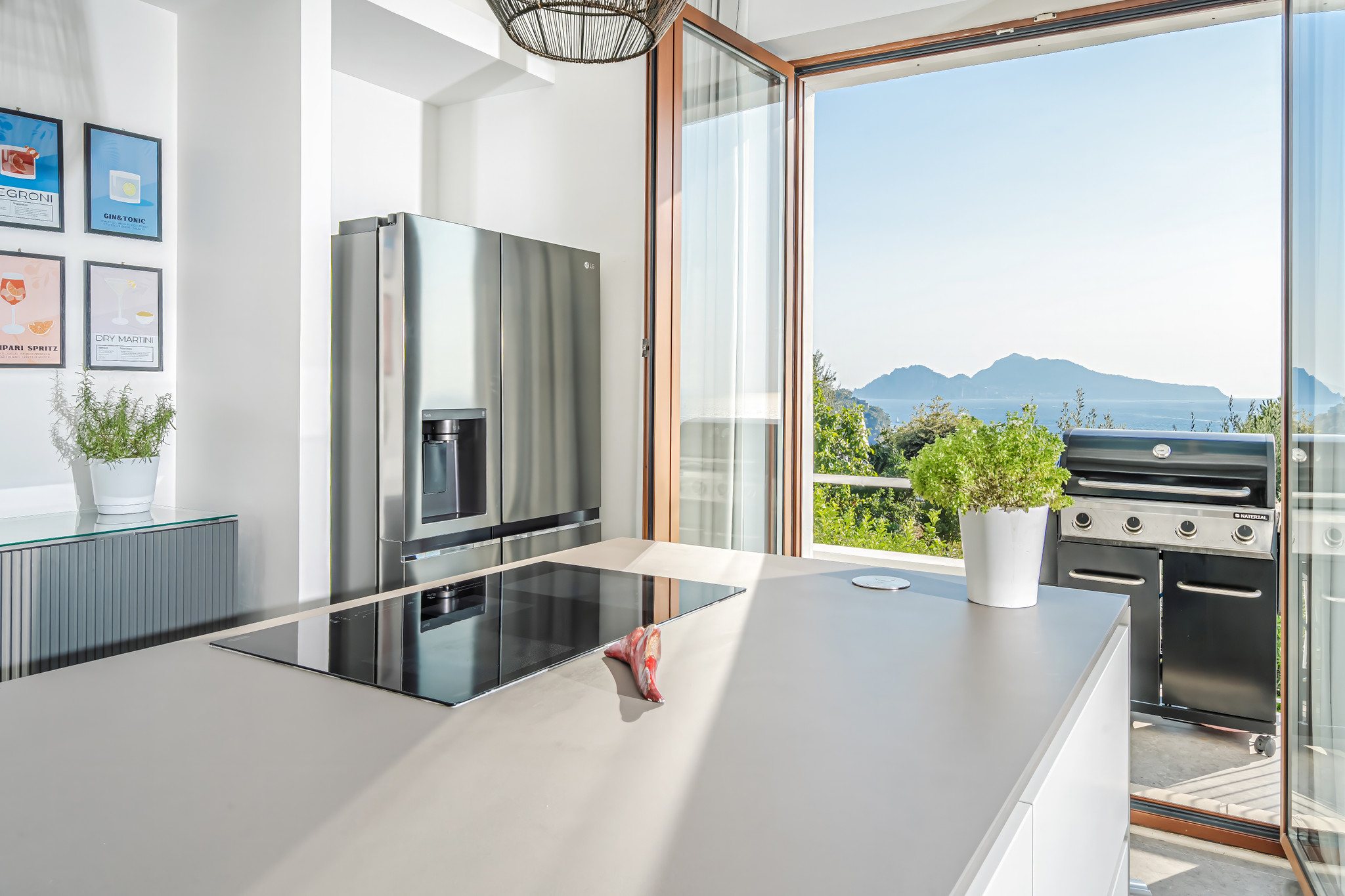 The kitchen opening towards the sea